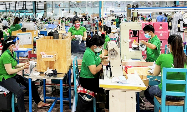 越南最大的鞋厂支出6500亿越南盾给工人发放春节奖金！